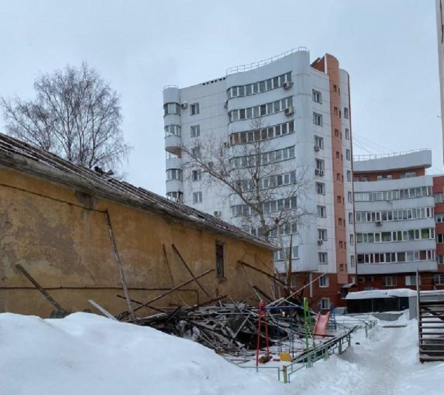 В Кирове на детской площадке обнаружили свалку бытовых отходов