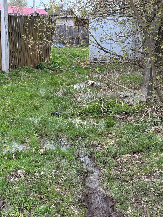 В слободе Санниковы из-под земли течет вода, которая затапливает огороды и дорогу