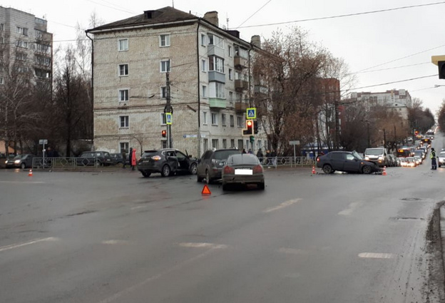 В Кирове на перекрёстке улиц Ленина и Профсоюзной столкнулись четыре машины. Есть пострадавшие.