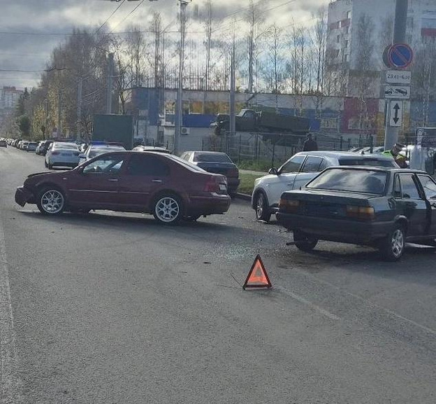 В Кирове на проспекте Строителей столкнулись три машины
