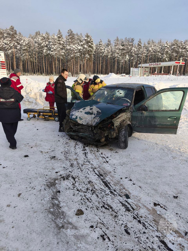 В Советском районе извлекли из иномарки женщину после ДТП с грузовиком