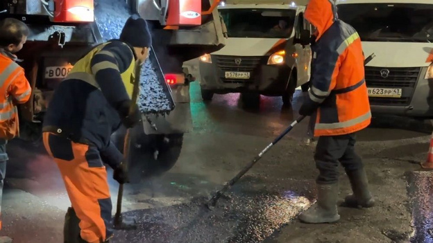 В Кирове ночью начали заделывать ямы на дорогах