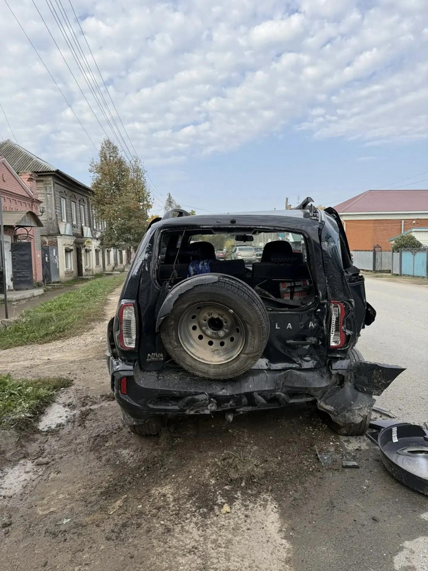 В Малмыже автомобиль врезался в припаркованную «Ниву»