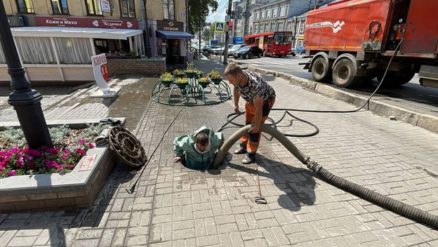 В Кирове подрядчики устраняют последствия ливня