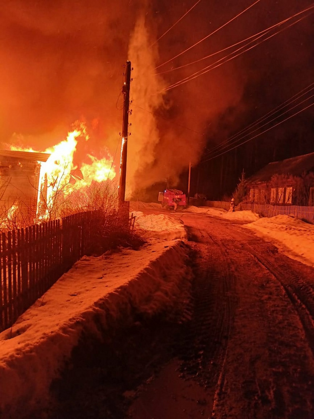 В Котельничском районе страшный пожар. Горит жилой дом. Фото