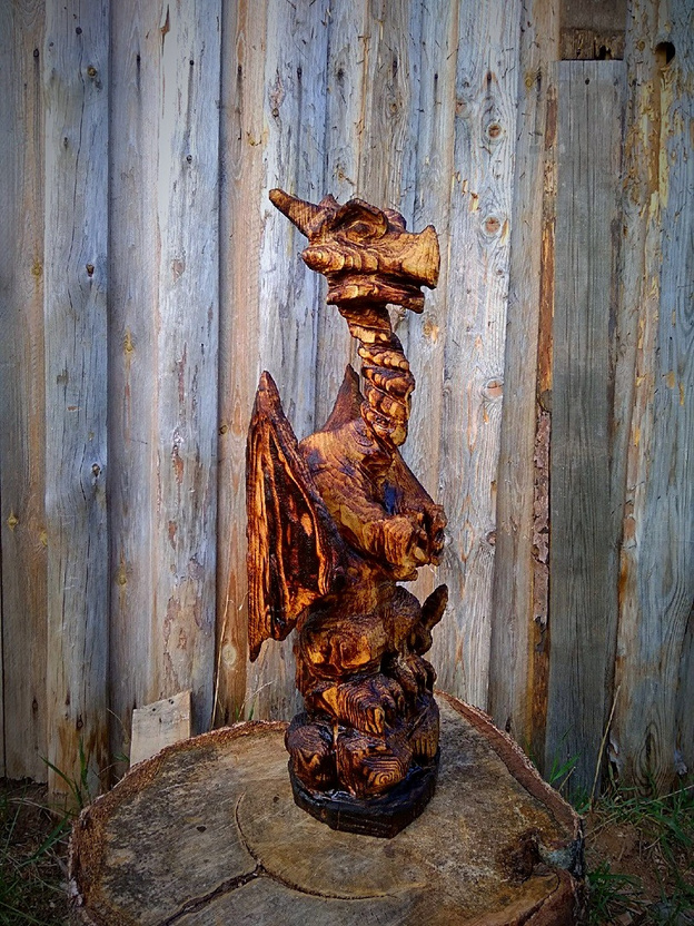 Кировский умелец вырезал из дерева дракона из «Киндер сюрприза»