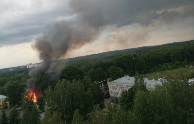 В Коминтерне рядом с жилым домом горят сараи