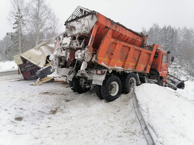 В Верхошижемском районе столкнулись два грузовика и снегоуборочный КамАЗ. Есть пострадавшие