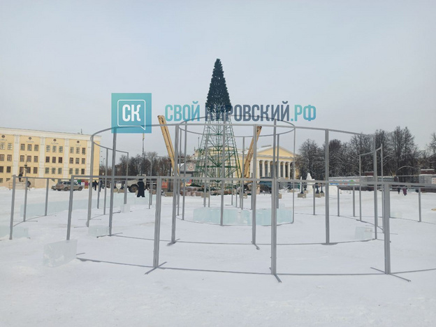 Установку новогодней ели на Театральной площади планируют завершить сегодня