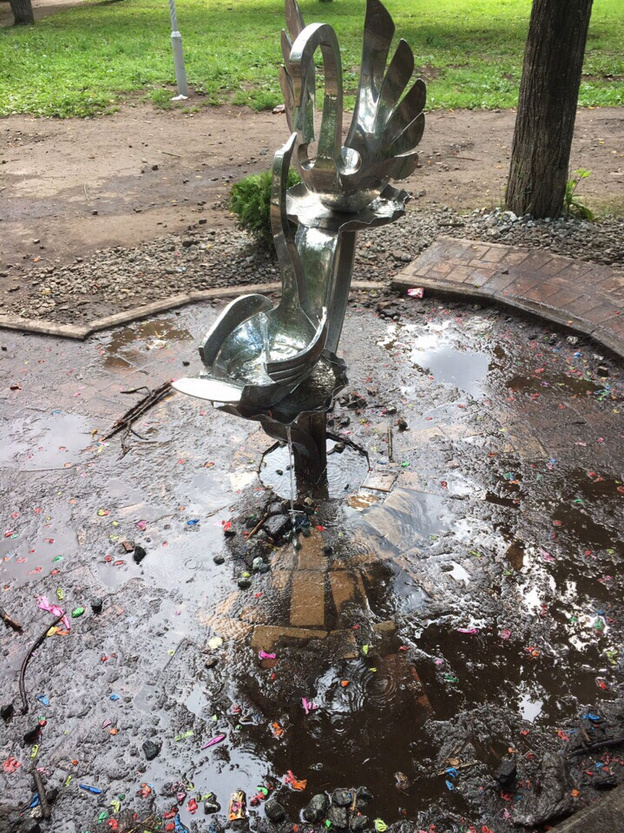Новый питьевой фонтанчик в сквере у ДК «Родина» начал протекать
