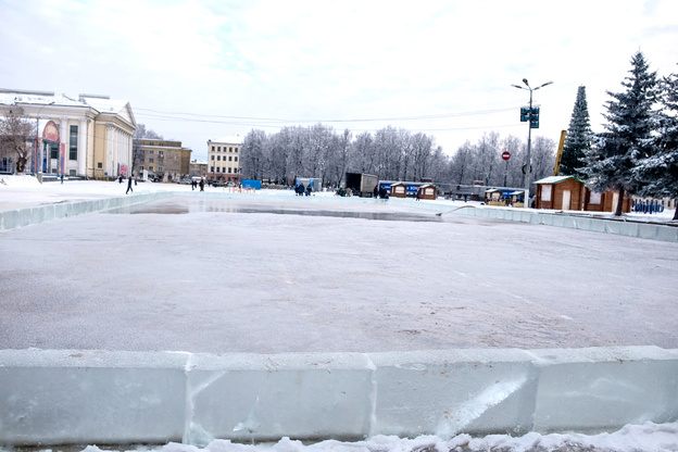 Вот это лёд! Вы только посмотрите на эти фото со строительства ледового городка на Театралке