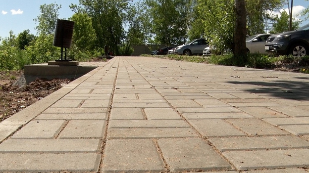 В Кирове сделали тротуар с урнами и назвали это «общественным пространством»
