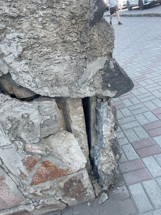На Профсоюзной у здания Вятской ТПП рушатся каменные ограждения