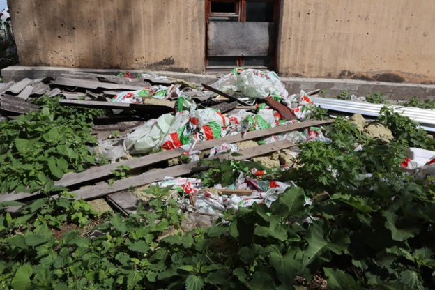 Кировчане пожаловались на свалку строительного мусора возле детских площадок