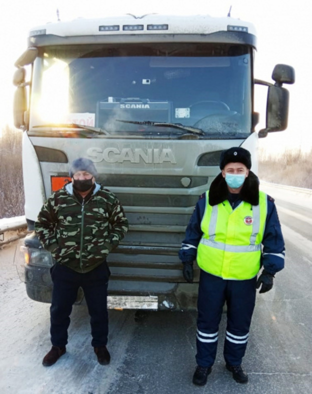 В Советском районе полицейские спасли замерзающего на трассе водителя