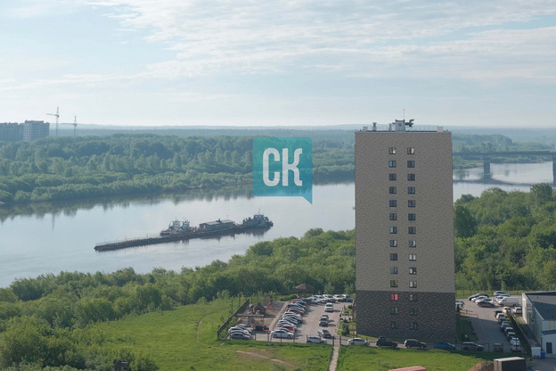 У Старого моста в Кирове заметили баржу