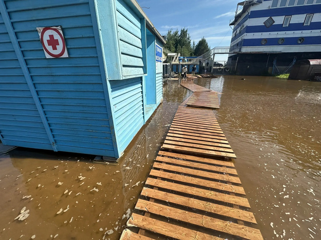 На пляже у «Титаника» затопило оборудование из-за подъема воды