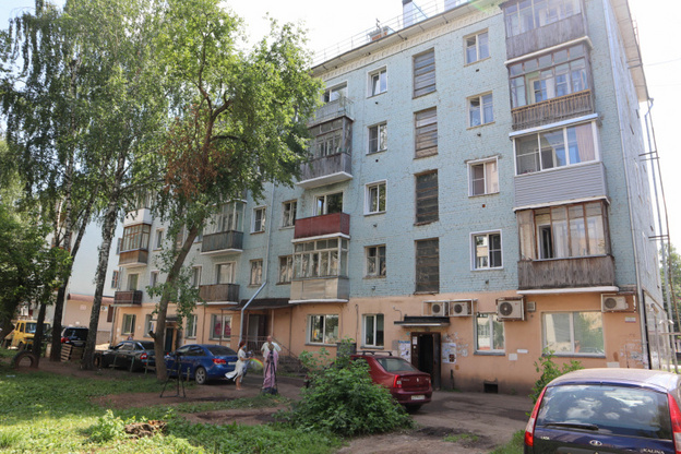 Жители одного из домов в Кирове страдают от нашествия червей, мух и тараканов