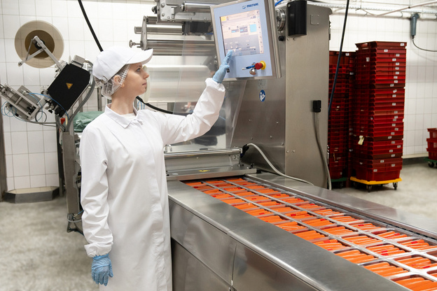 «Врач лечит человека, а ветеринарный врач - человечество»: зачем нужны ветврачи на мясокомбинате и как они работают?