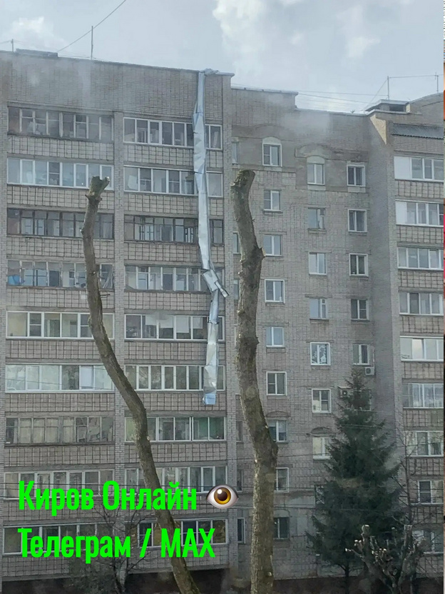 В Кирове из-за грозы падают деревья, окна и заборы. Фото