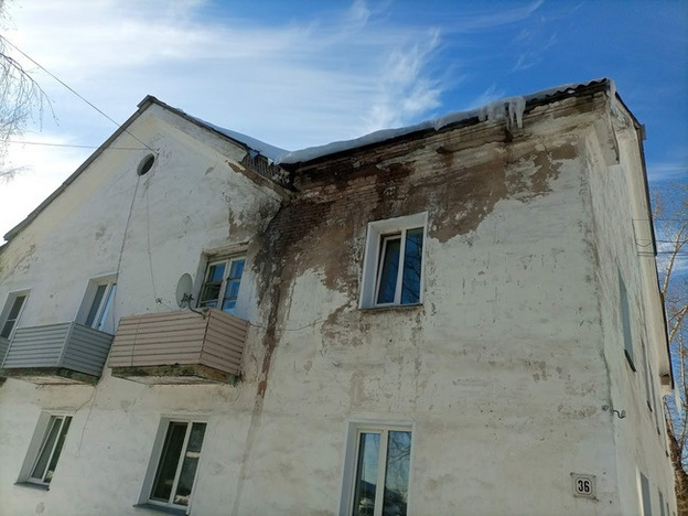 Квартиру пенсионерки из Кирса несколько лет топит из-за протекающей крыши