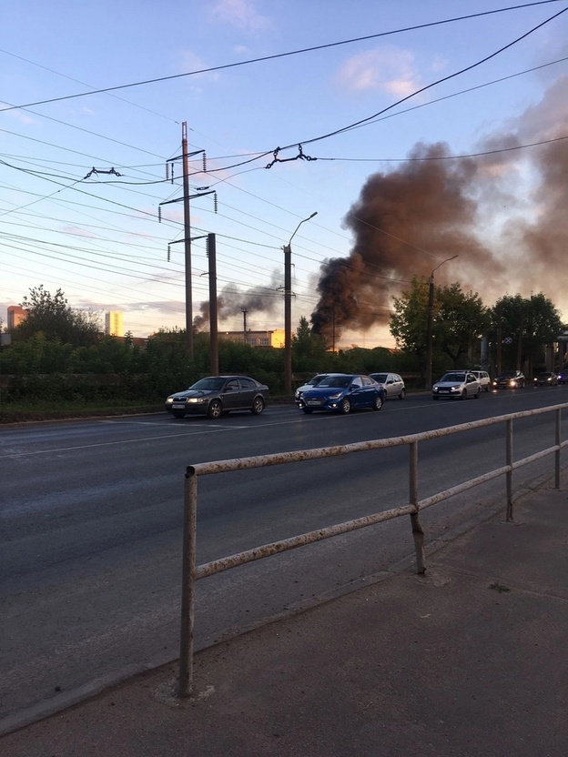 В Кирове на улице Металлистов вспыхнули производственные помещения