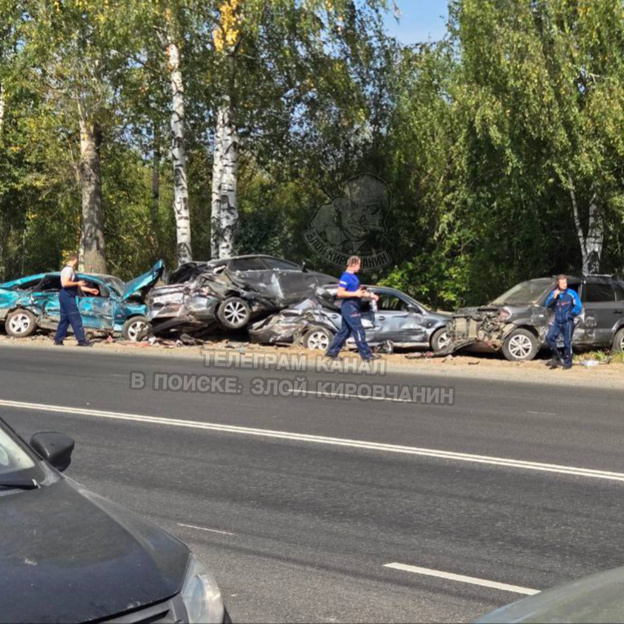 На Павла Корчагина водитель автобуса протаранил 10 припаркованных автомобилей