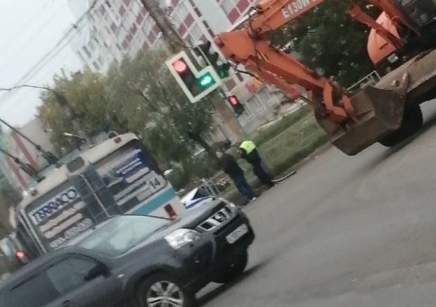 В Кирове возле ТЦ «Макси» на Московской иномарка врезалась в автомобиль ДПС