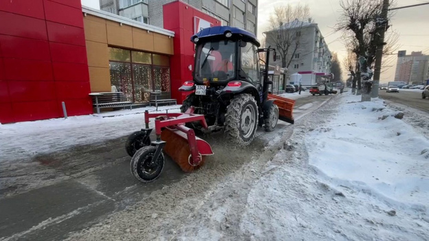 В Кирове появилась новая спецтехника для уборки тротуаров