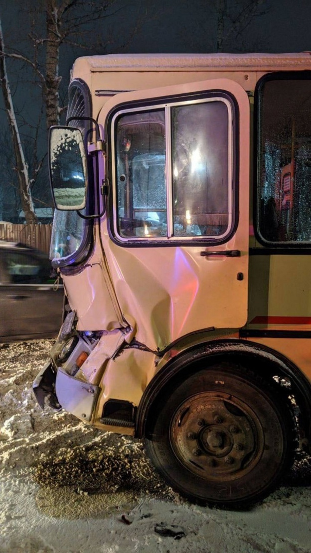 В Кирове столкнулись автобус и трактор. Есть пострадавшие