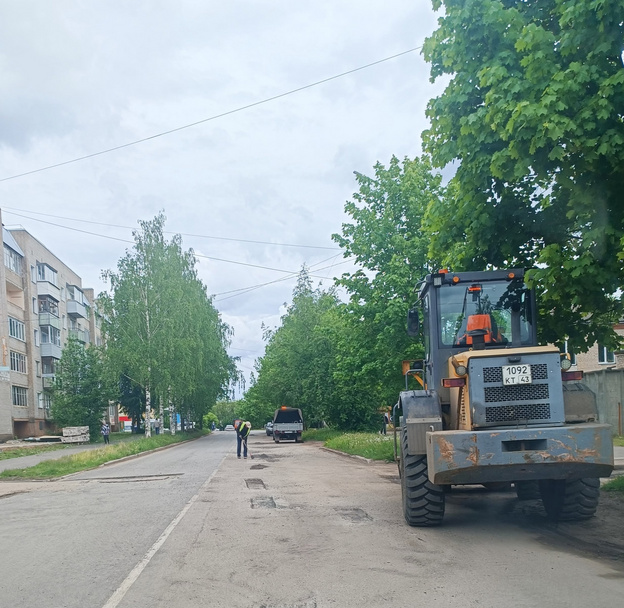На улице Молодой Гвардии в Нововятске начали ямочный ремонт