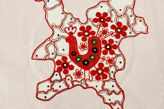 Мастера фабрики «Вятские узоры» вышили карту Кировской области