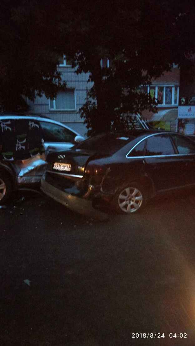 В Кирове пьяный водитель «Лады Гранты» въехал в семь припаркованных машин