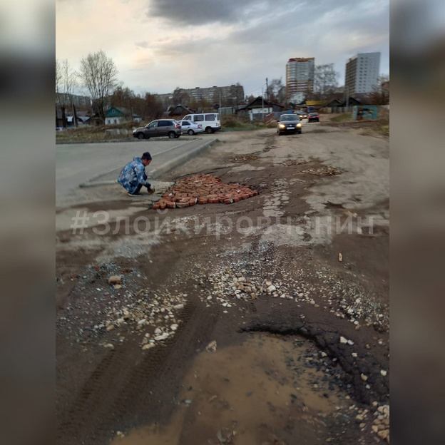 «Грязь круглый год»: кировчане сами ремонтируют дорогу в Березниковском переулке