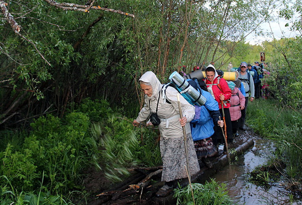 Четверо детей потерялись в лесу во время Великорецкого крестного хода, 50 паломников экстренно эвакуировали