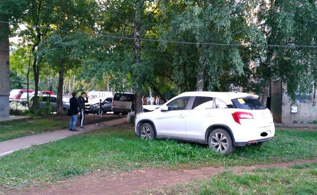 Во дворе на Менделеева произошло массовое ДТП. Одну из машин отбросило на 20 метров