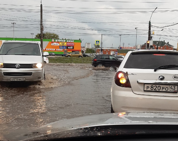 Сильный ливень затопил улицы Кирова. Фото и видео