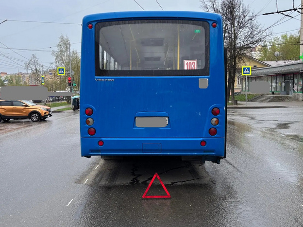 В Кирове столкнулись рейсовый автобус и внедорожник