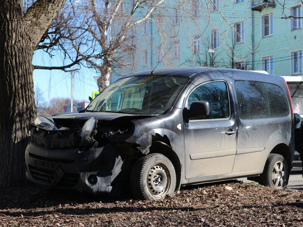 На перекрёстке Октябрьского проспекта и Спасской жёстко столкнулись два автомобиля