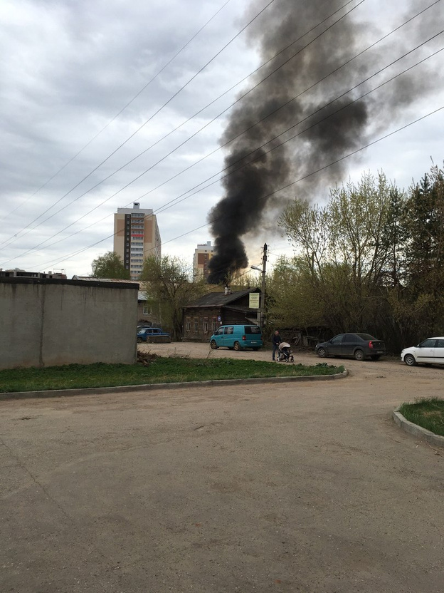 В Кирове горит дом на улице Хлыновской