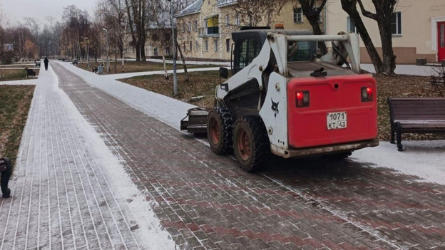 В Кирове дорожные службы начали противогололедную обработку улиц