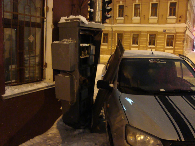 В центре Кирова «Лада Гранта» врезалась в дом: есть пострадавшие