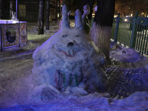 Заяц на лыжах и письмо в Кострому: во дворе у школы № 37 прошёл конкурс снежных фигур