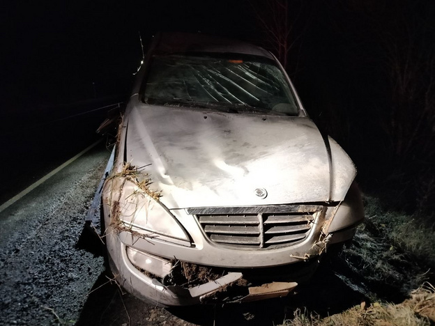 В Оричевском районе иномарка съехала с трассы и перевернулась