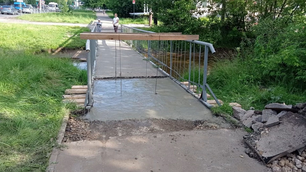 В Нововятске приступили к ремонту сломанного осенним паводком моста