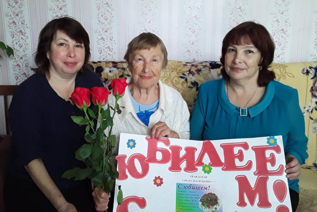 В рамках проекта «Праздник в каждый дом» волонтёры поздравили с юбилеем пенсионеров Фалёнского района