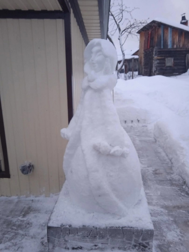 В Вятскополянском районе местные жители вылепили из снега сказочные скульптуры