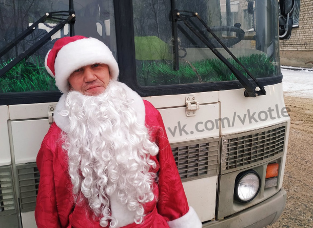 Дед Мороз за рулём автобуса развозит жителей Котельнича
