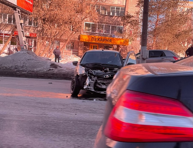 Днём в Кирове два автомобиля совершили лобовое столкновение (ФОТО)