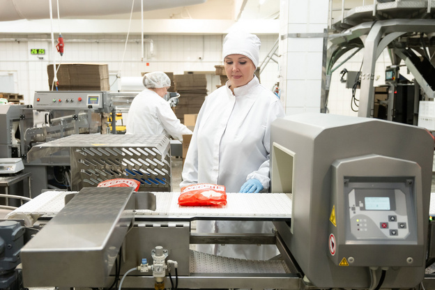 «Врач лечит человека, а ветеринарный врач - человечество»: зачем нужны ветврачи на мясокомбинате и как они работают?